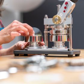 Buttonmaschine Flexi inkl. Stempelsatz 59 mm-image