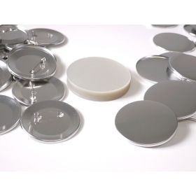 100 Buttons mit Sicherheitsnadel-image